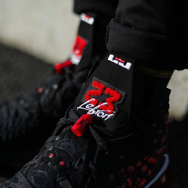ナイキ レブロン17 "インフラレッド" 2枚目