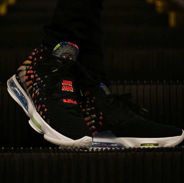 ナイキ レブロン17 "ジェームスギャング" 2枚目