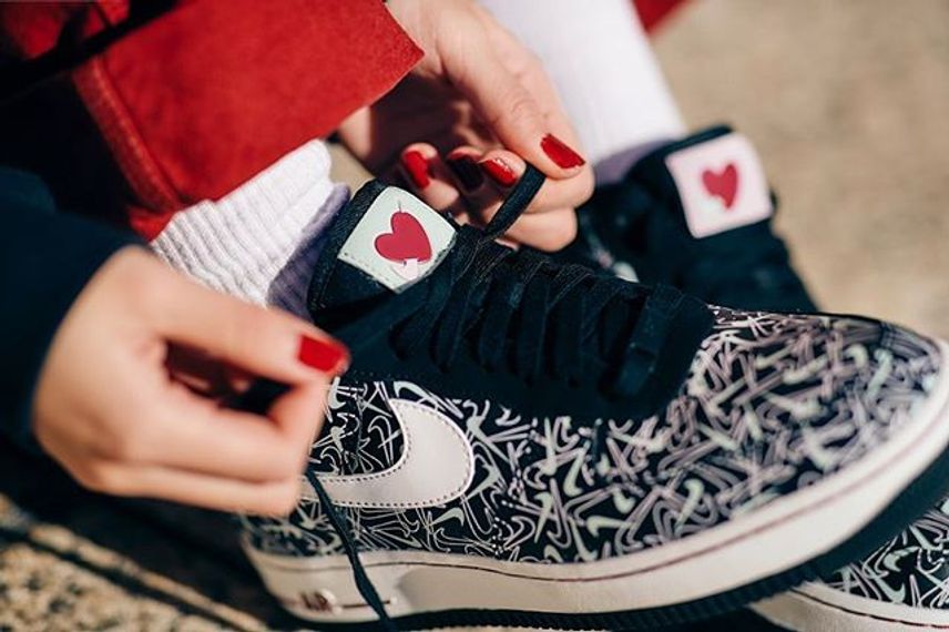 【スニダンで購入可】NIKE WMNS AIR FORCE 1 '07 SE PRM "VALENTINEDAY"