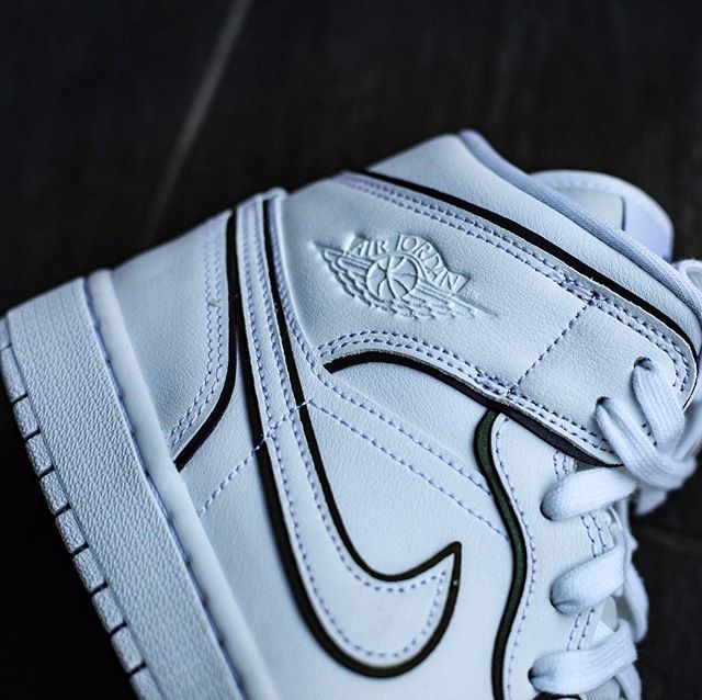 ナイキ ウィメンズ エアジョーダン 1 ミッド "ホワイト/ブラック" 3枚目