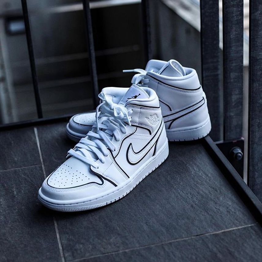 Nike Air Jordan 1 Mid ホワイト/ブラック24㎝レディース用 NIKE Women's AIR JORDAN 1 MID