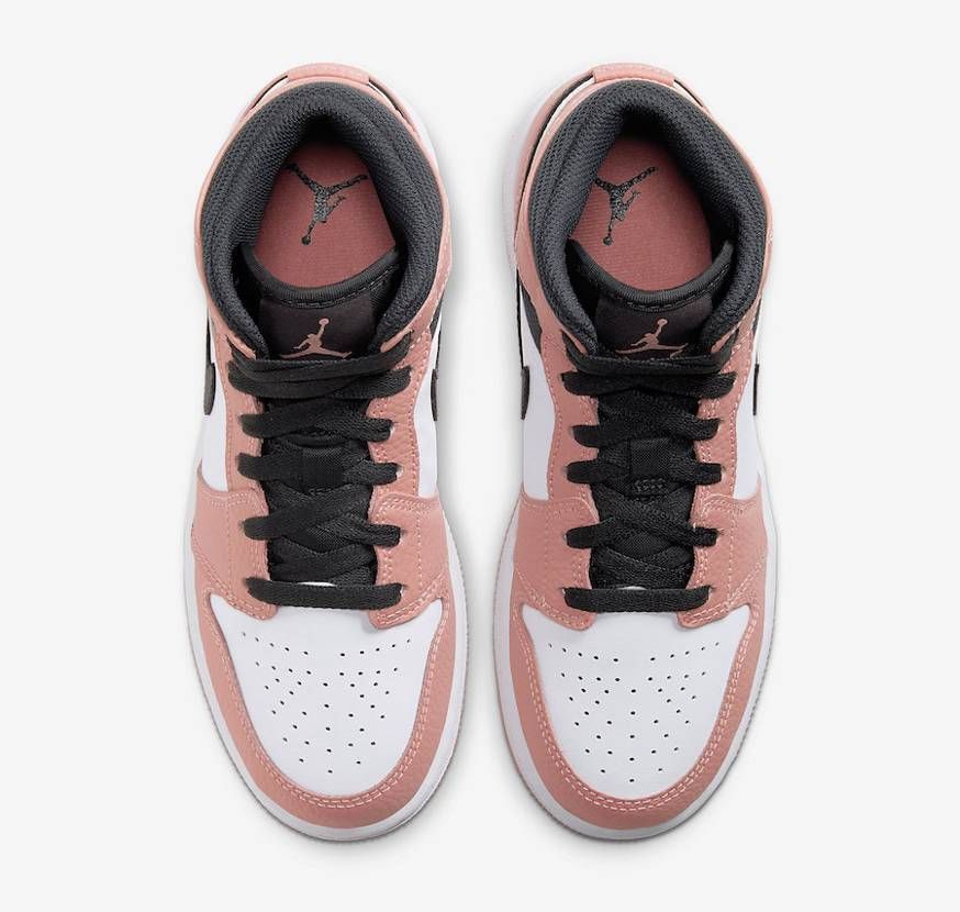 【近日発売】 NIKE AIR JORDAN 1 MID GS "PINK QUARTZ/DARK SMOKE GREY-WHITE" 4枚目
