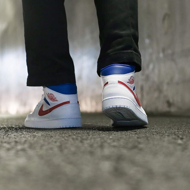 【販売リンクあり】4/26発売 NIKE WMNS AIR JORDAN 1 MID "WHITE/UNIVERSITY RED-GAME ROYAL" 抽選/定価/販売店舗まとめ 3枚目