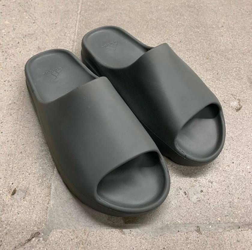 【リーク】ADIDAS YEEZY SLIDE "SOOT" & "CORE" 抽選/定価/販売店舗まとめ 2枚目