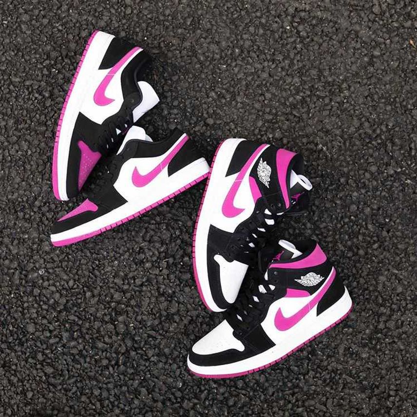 NIKE WMNS AIR JORDAN 1 MID MAGENTAの新品/中古フリマ(通販)｜スニダン