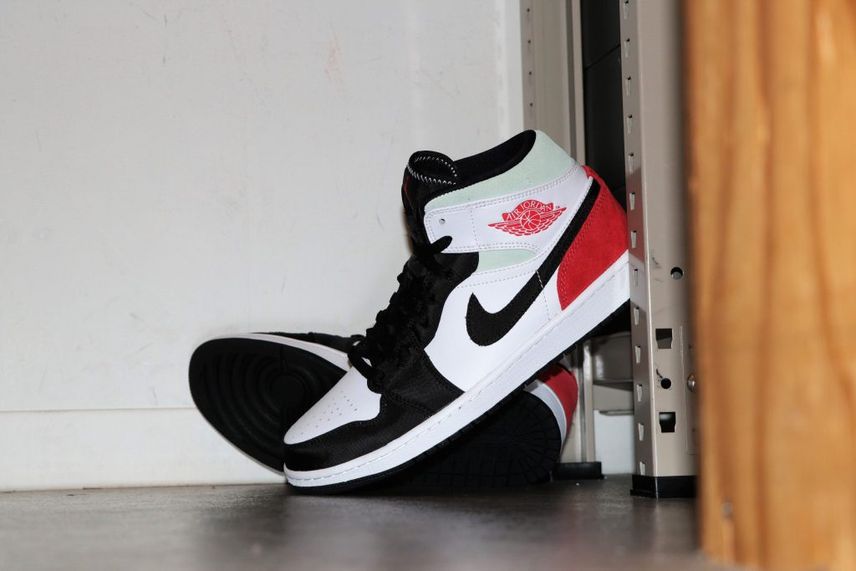 最終値下げ Nike Air Jordan 1 赤黒白 Nike Air Jordan 1 Mid SE
