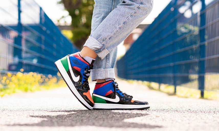 NIKE WMNS AIR JORDAN 1 MID