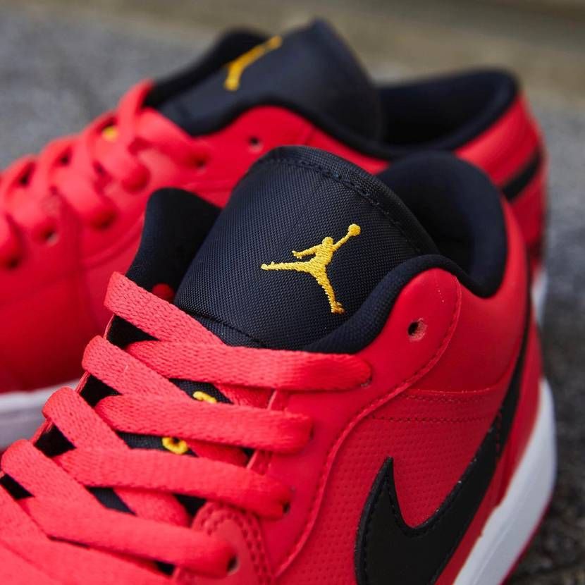 【スニダンで購入可】NIKE WMNS AIR JORDAN 1 LOW "SIREN RED/BLACK/GOLD" 抽選/定価/販売店舗まとめ 3枚目