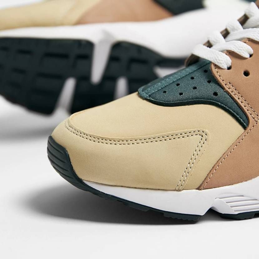 【スニダンで購入可】4/16発売 NIKE AIR HUARACHE ESCAPE "BISQUE/STORM GREY"抽選/定価/販売店舗まとめ 4枚目