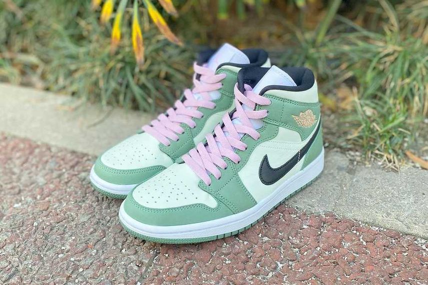 NIKE Women's AIR JORDAN 1 MID SE NIKE Women's AIR JORDAN 1 MID SE