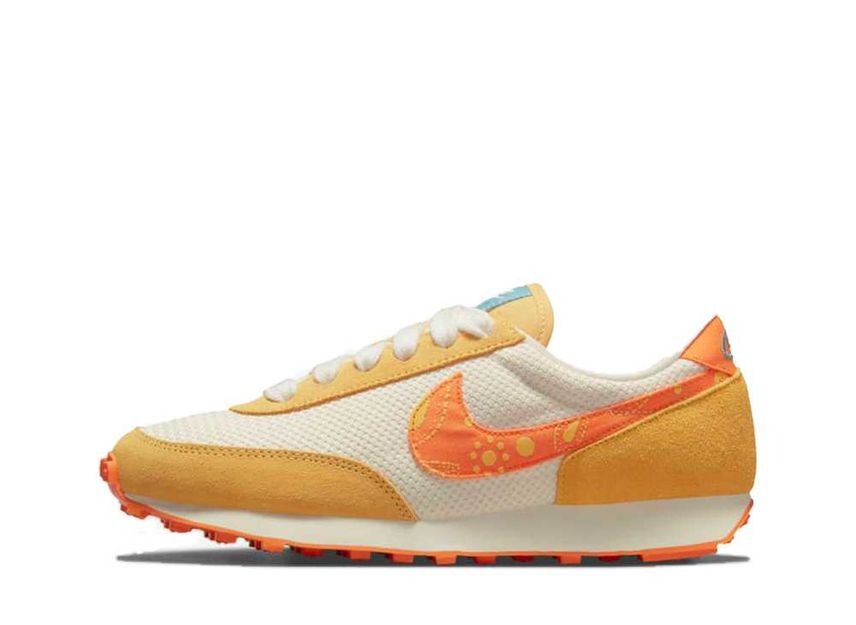 ナイキ ウィメンズ デイブレイク "ペイズリー スウッシュ/マグマ オレンジ"