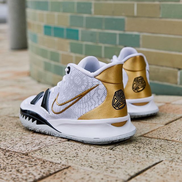 【スニダンで購入可】6/4発売 NIKE KYRIE 7 "METALLIC GOLD" 抽選/定価/販売店舗まとめ 3枚目