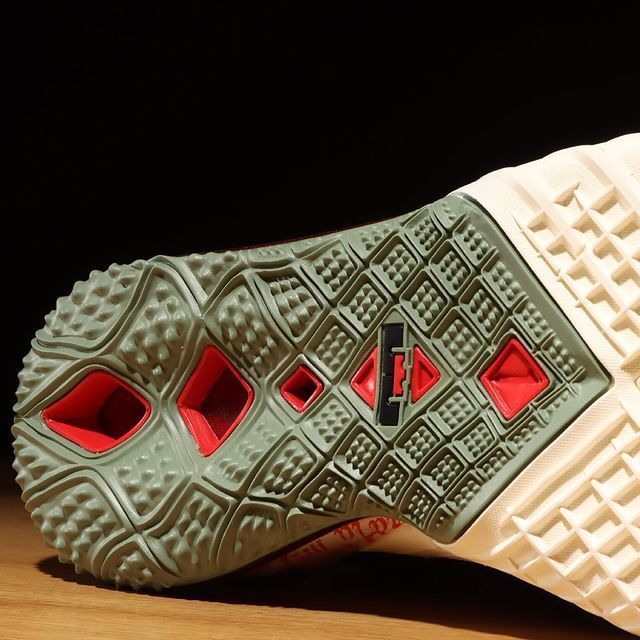 【スニダンで購入可】6/11発売 NIKE LEBRON 18 "BLACK / UNIVERSITY RED" 抽選/定価/販売店舗まとめ 5枚目