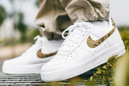 スニダンで購入可】NIKE AIR FORCE 1 LOW RETRO PRM QS WHITE/ELEMENTAL GOLD | スニーカーダンク