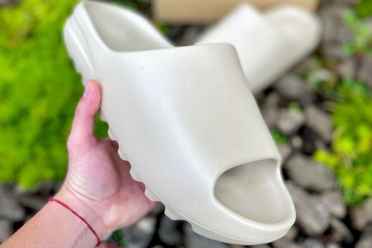 【スニダンで購入可】5/16発売 adidas YEEZY Slide "Pure" 抽選/定価/販売店舗まとめ 3枚目