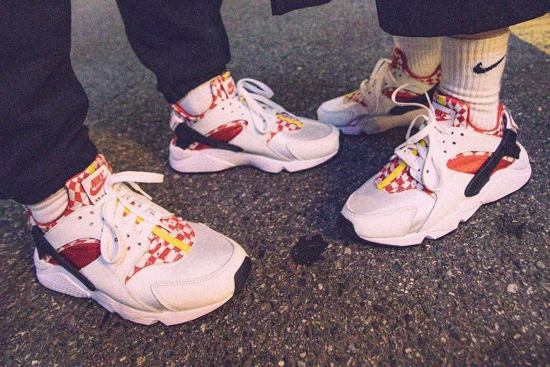 【販売リンクあり】11/30発売 Nike Air Huarache "Liverpool" 抽選/定価/販売店舗まとめ 2枚目