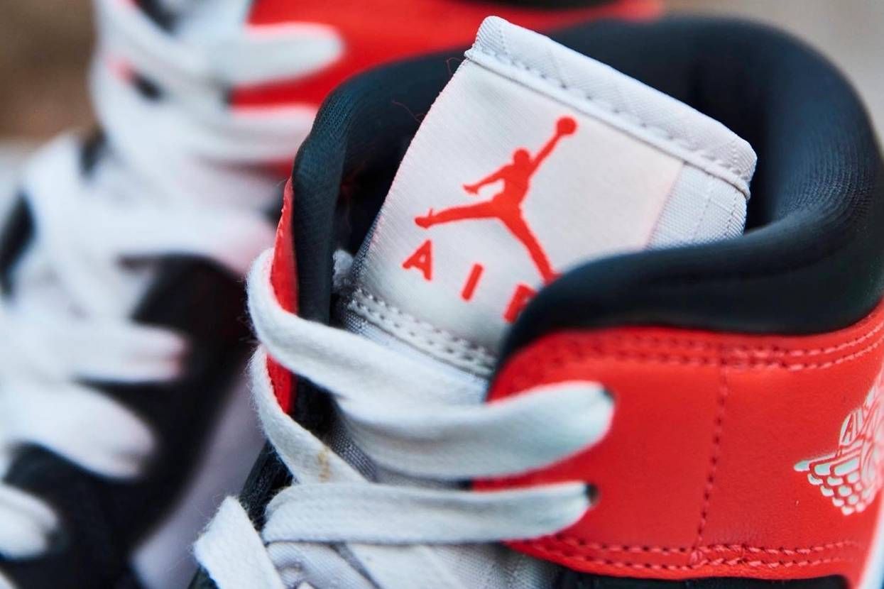 【スニダンで購入可】2/7発売 Nike WMNS Air Jordan 1 Mid "Light Orewood Brown" 抽選/定価/販売店舗まとめ 2枚目