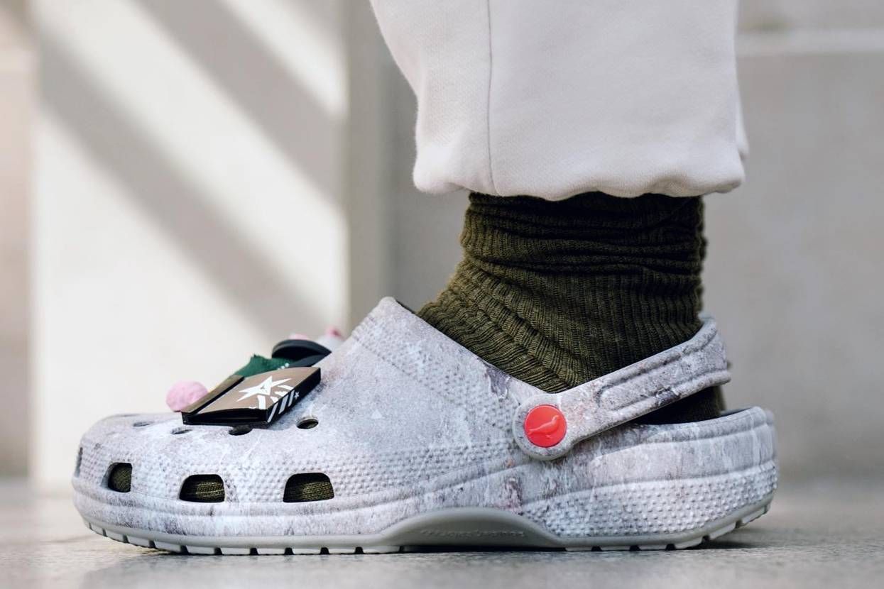 【販売リンクあり】4/13発売 STAPLE × Crocs Classic Clog "Sidewalk Luxe" 抽選/定価/販売店舗まとめ 2枚目