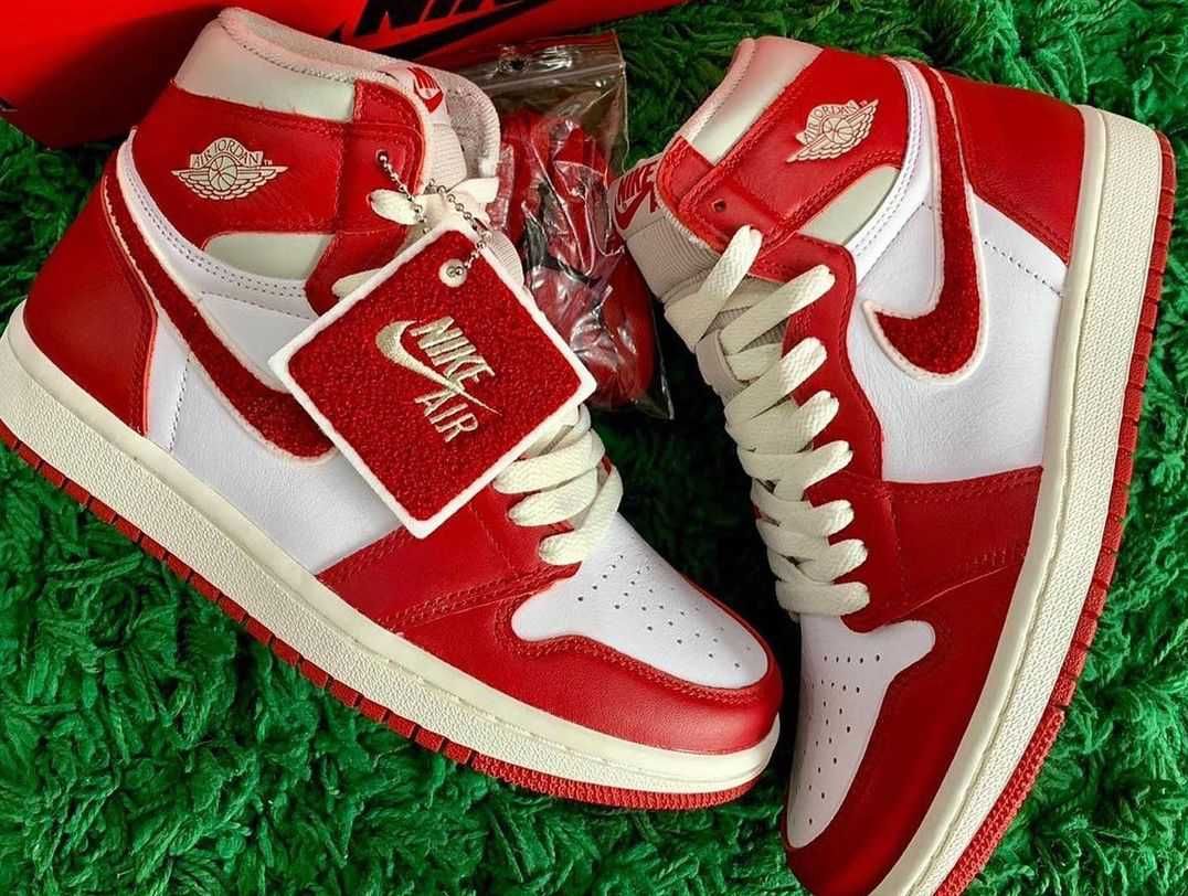 【スニダンで購入可】7/23発売 Nike WMNS Air Jordan 1 High OG "Varsity Red/Chenille"  抽選/定価/販売店舗まとめ 2枚目