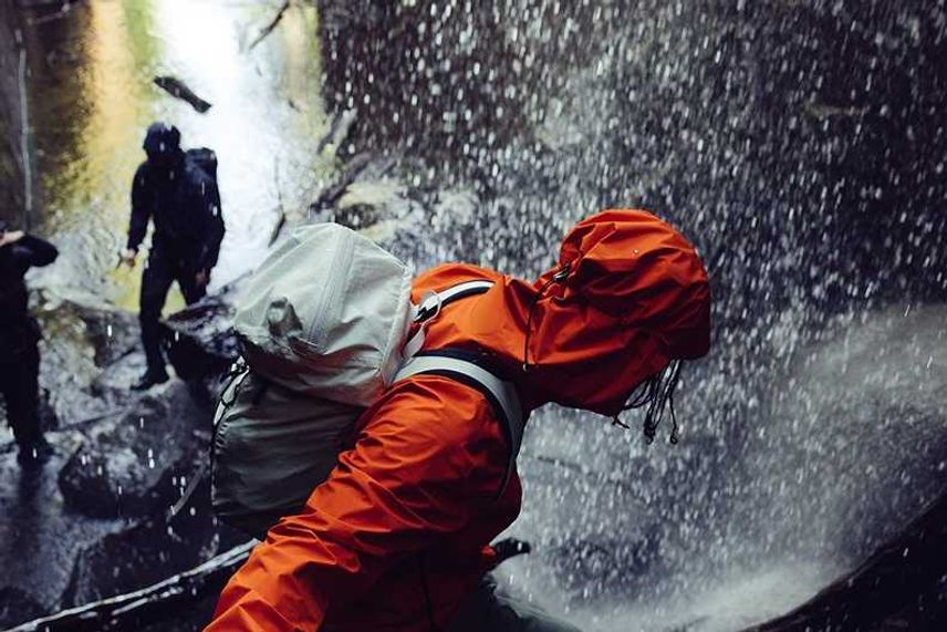 ゴアテックス採用のおすすめレインウェア15選。デザイン性に優れた