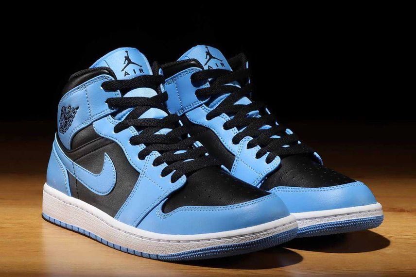 新品未使用 Air Jordan 1 ユニバーシティブルー ステッカー付き Nike Air Jordan 1 Mid