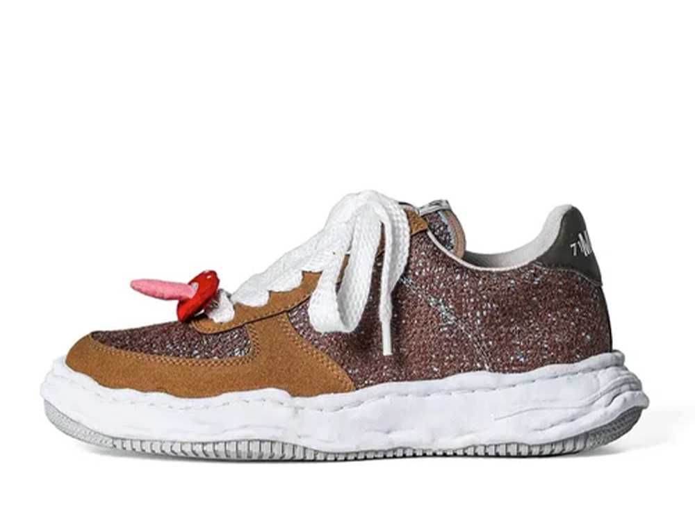 The Maison MIHARA YASUHIRO 71MICHAEL Embroidered WAYNE with Brooch Turns a Sneaker Into a Piece of Jewelry — image 1
