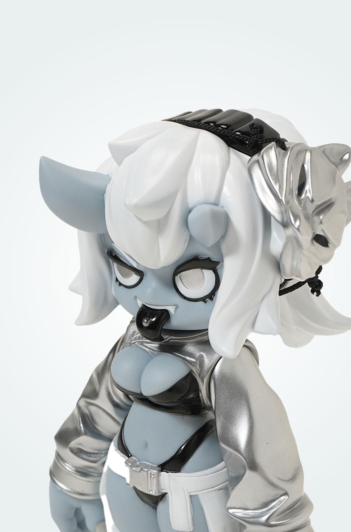 エムダッシュ x スニーカーダンク ソフビトイメタリック 