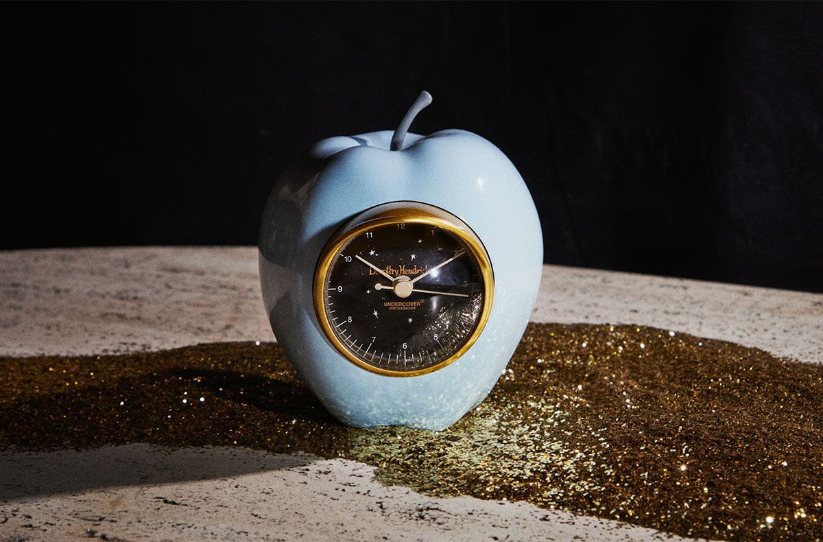 UNDERCOVERとDorothy Hendricksがコラボ！「GILAPPLE CLOCK」やT