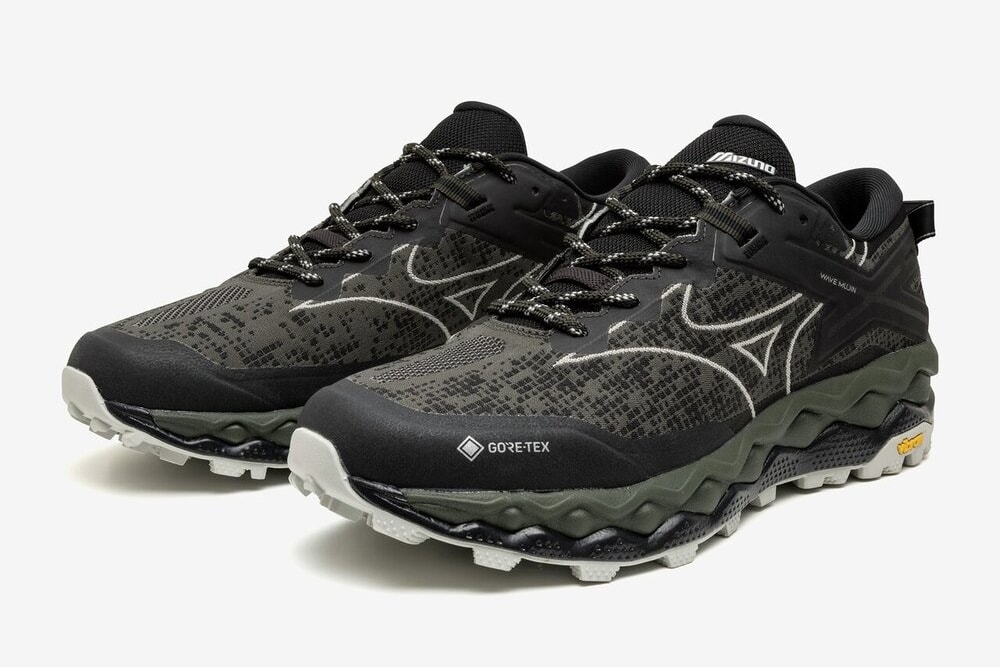 マハリシ × ミズノ ウェーブムジン LS ゴアテックス グレー/ホワイト/ブラック 正面画像