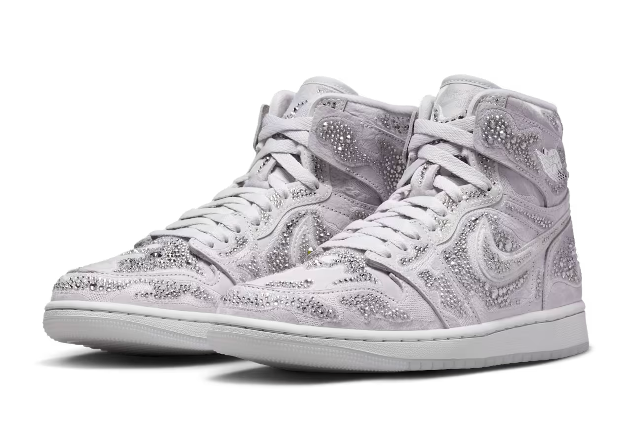 スワロフスキー × ナイキ ウィメンズ エアジョーダン1 ハイ OG バストグレー 正面画像
