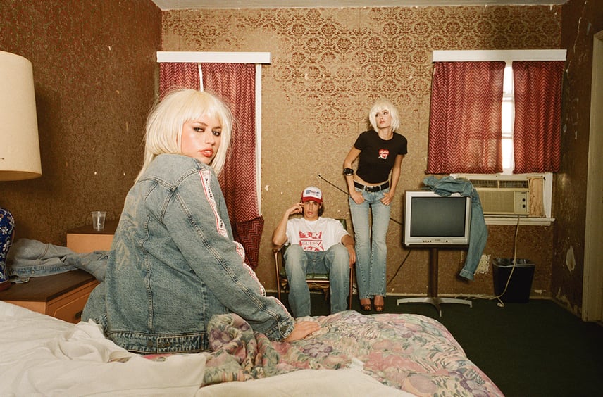 GUESS JEANS × HYSTERIC GLAMOURが4/4より発売!アイコニックなグラフィックをまとったトップスやジーンズが多数ラインナップ