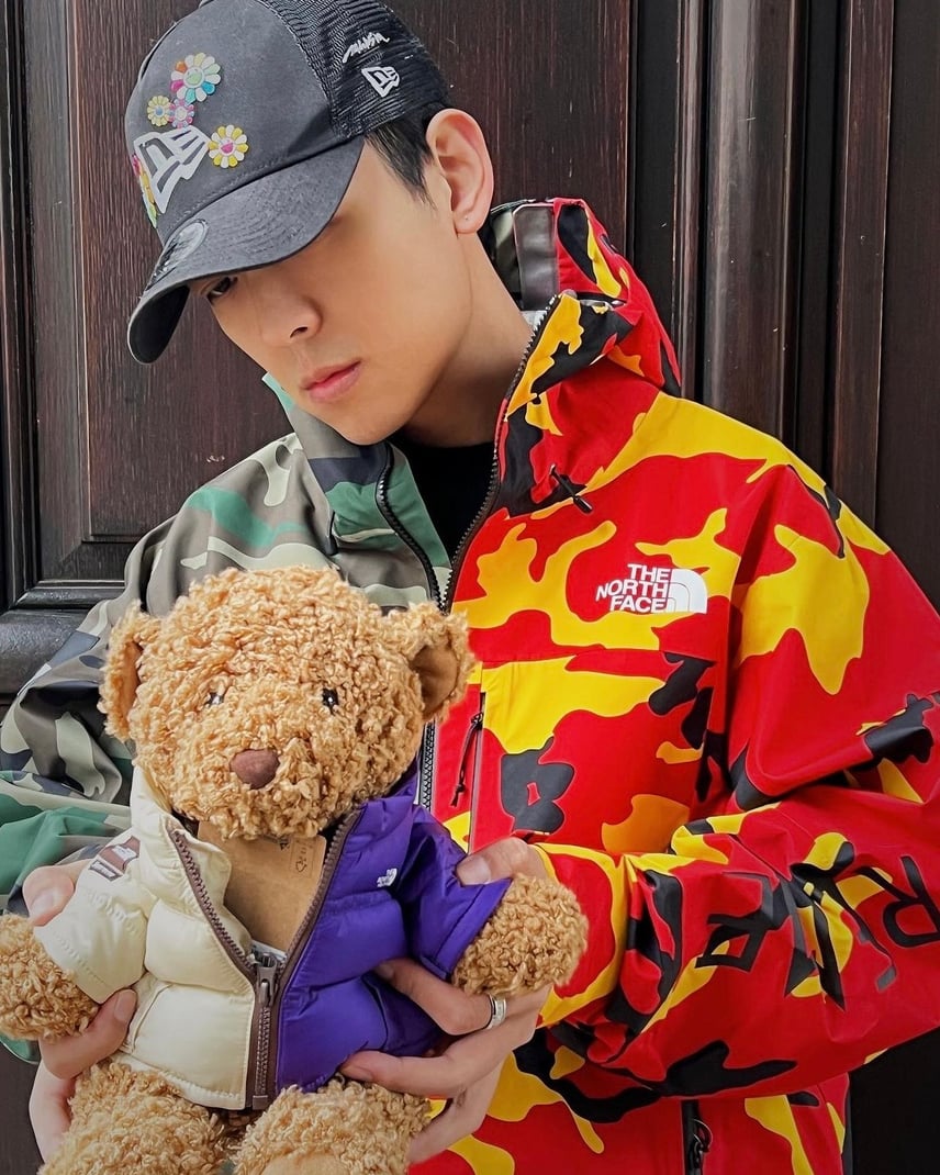 Supreme x The North Face Split Taped Seam Shell Jacket Supreme x The North Face Split Taped Seam Shell Jacket