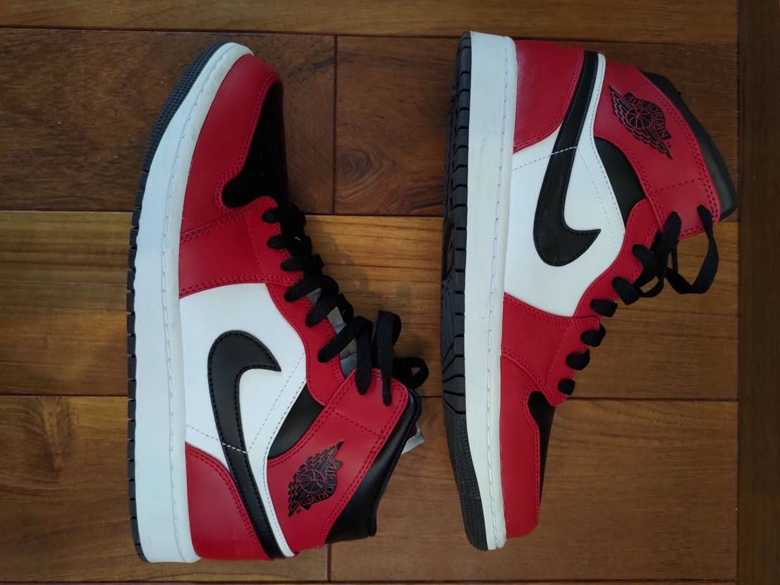 Nike Air Jordan 1 Mid "Chicago Black Toe"