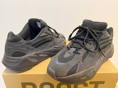 adidas YEEZY BOOST 700 V2 "Vanta"