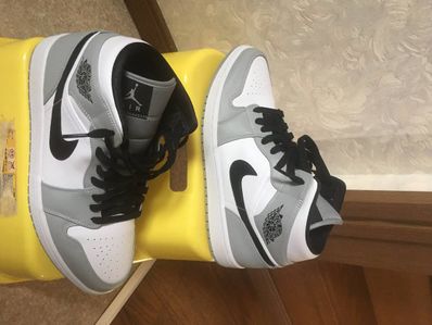Nike Air Jordan 1 Mid "Light Smoke Grey/White/Black"