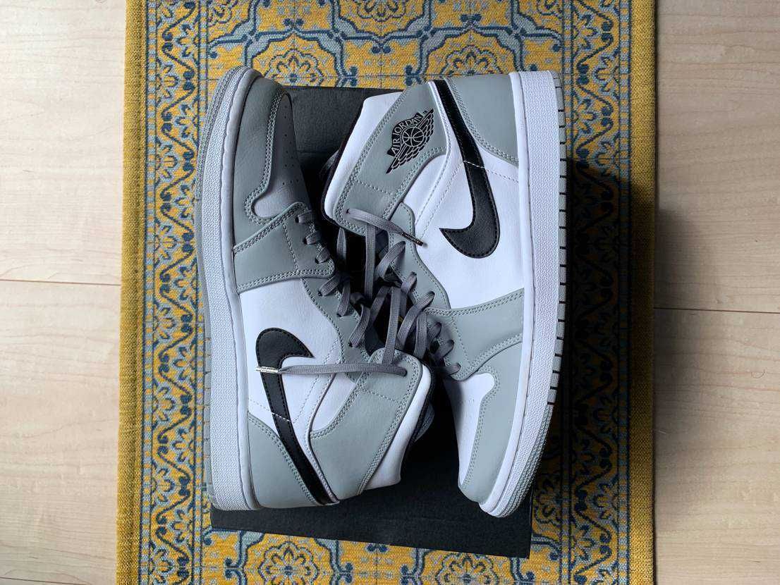 Nike Air Jordan 1 Mid "Light Smoke Grey/White/Black"