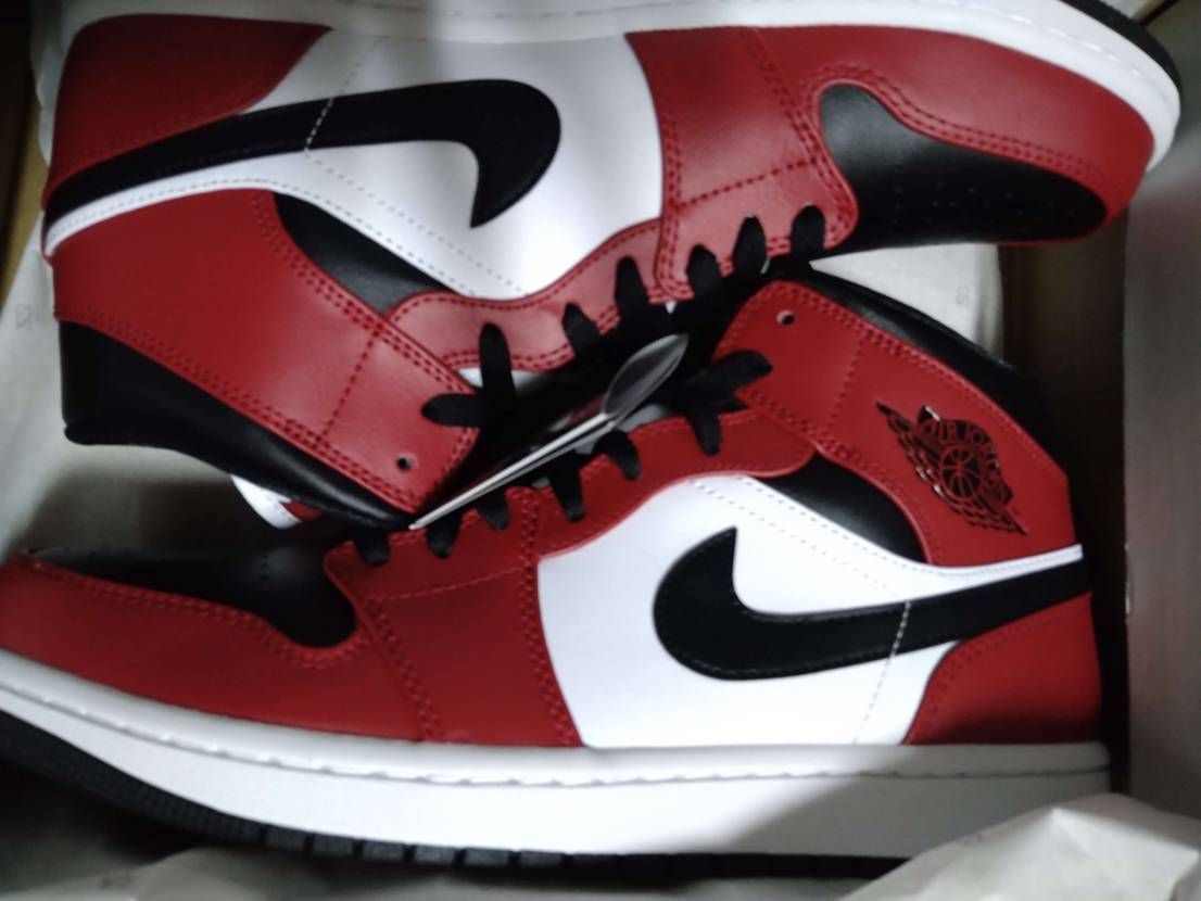 Nike Air Jordan 1 Mid "Chicago Black Toe"