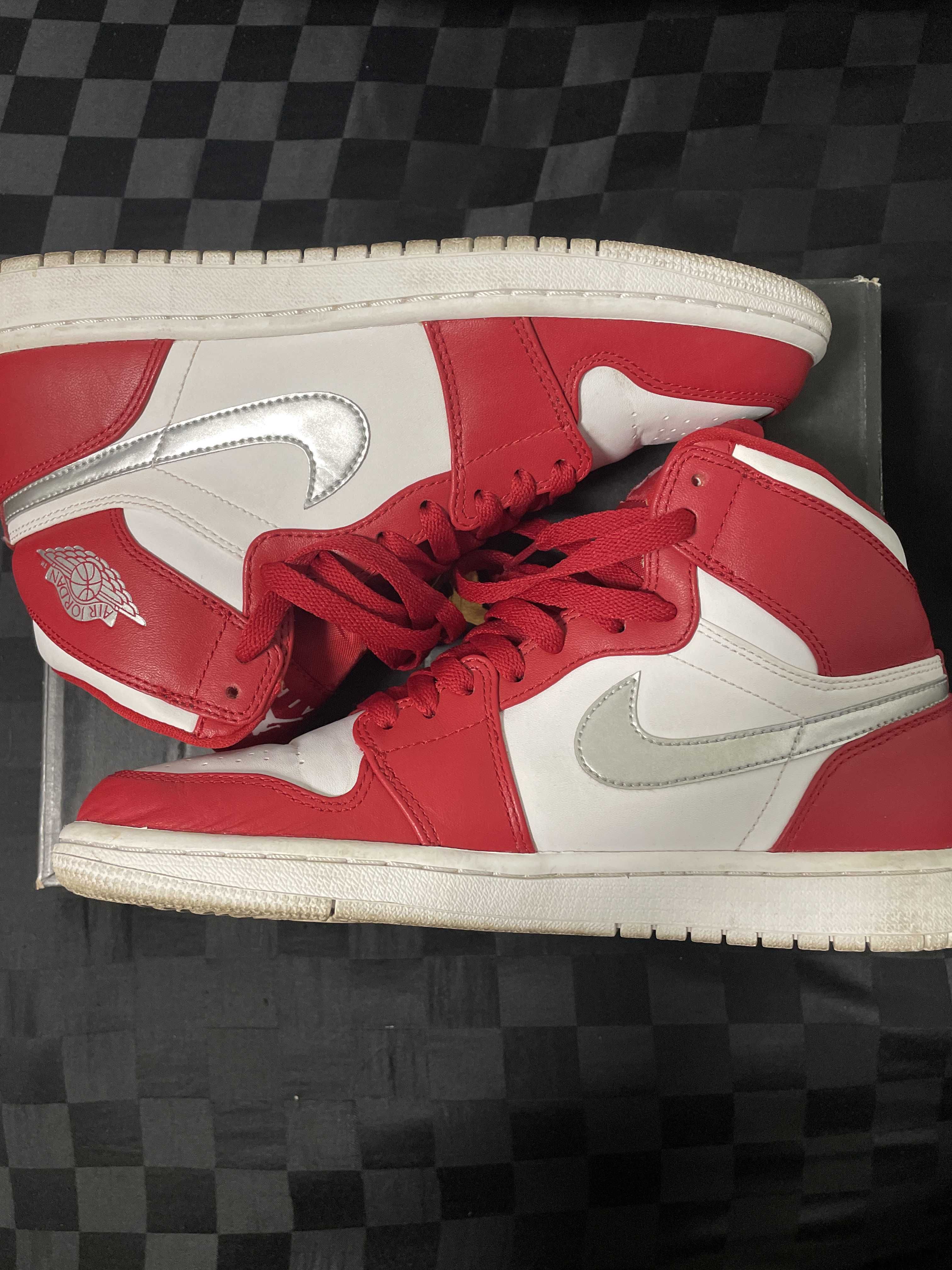 Nike Air Jordan 1 Retro High "Silver Medal"