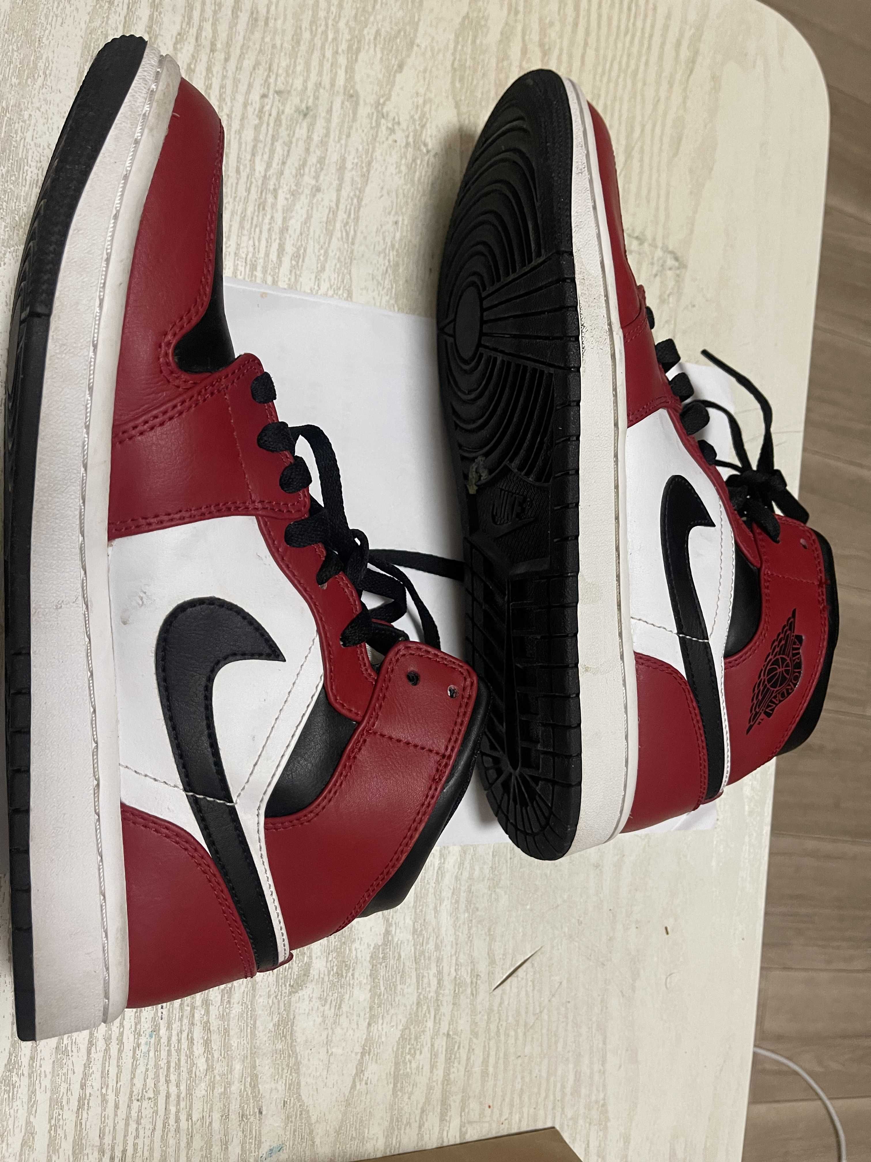 Nike Air Jordan 1 Mid "Chicago Black Toe"