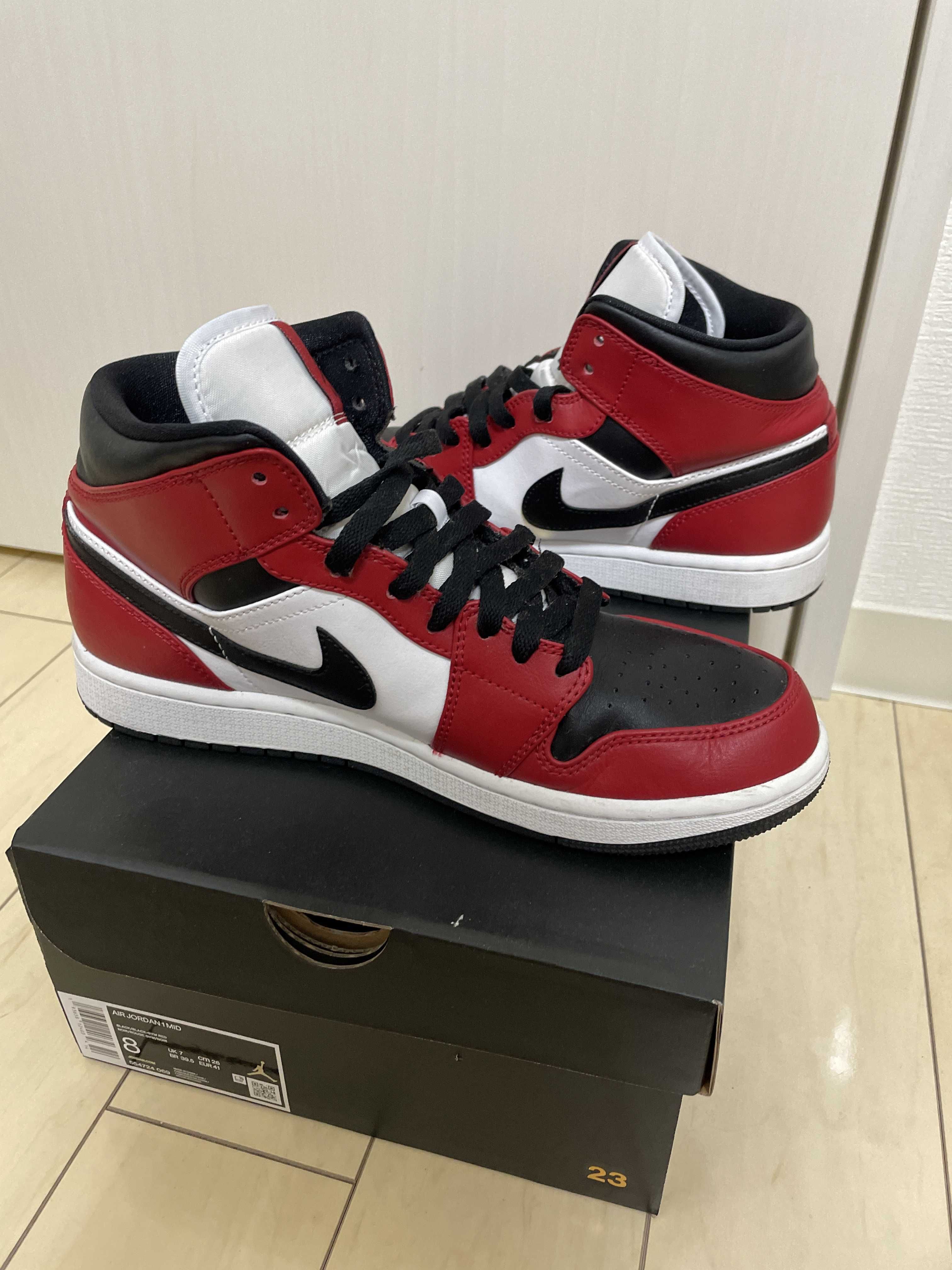 Nike Air Jordan 1 Mid "Chicago Black Toe"
