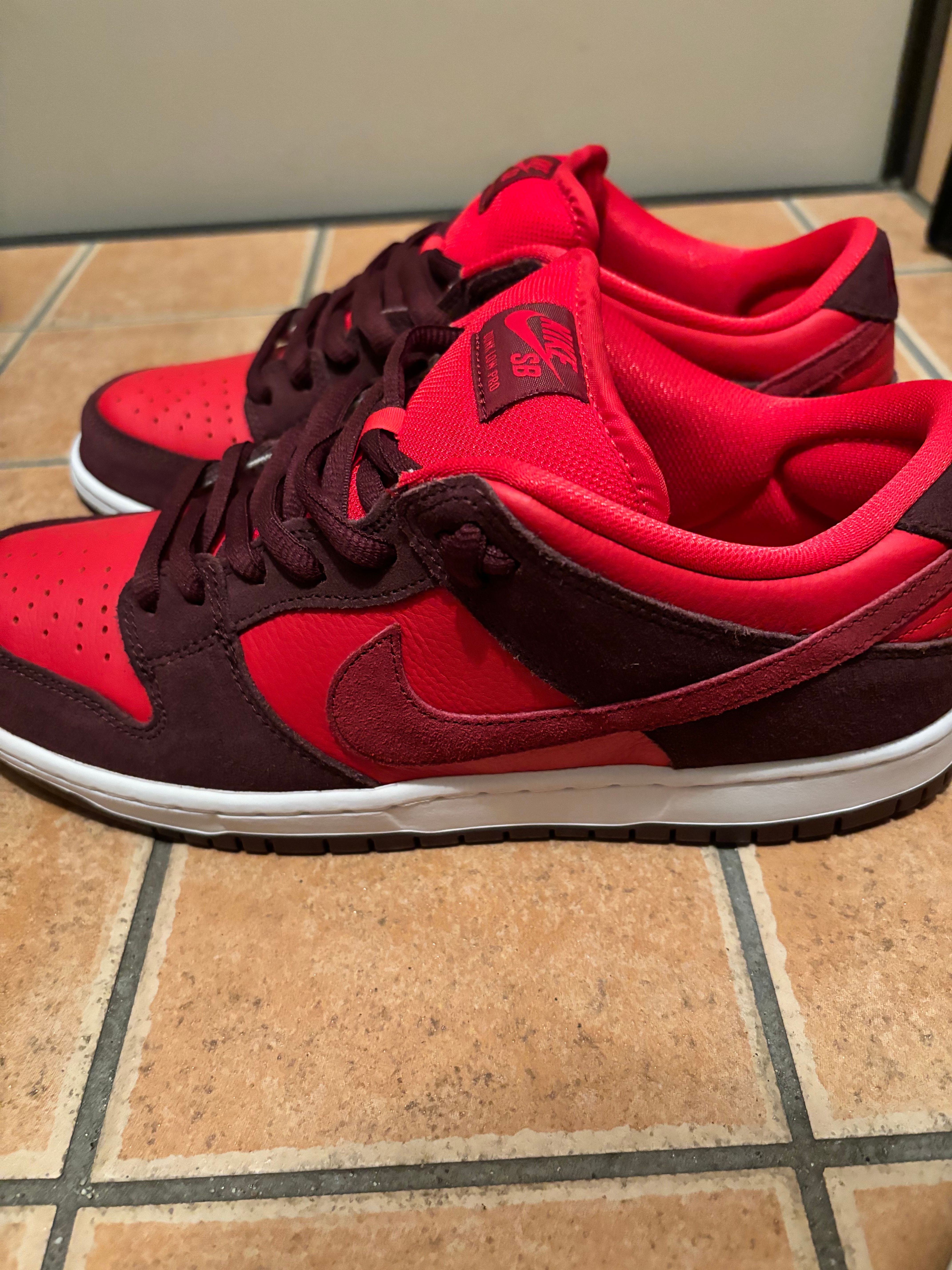Nike SB Dunk Low "Cherry"