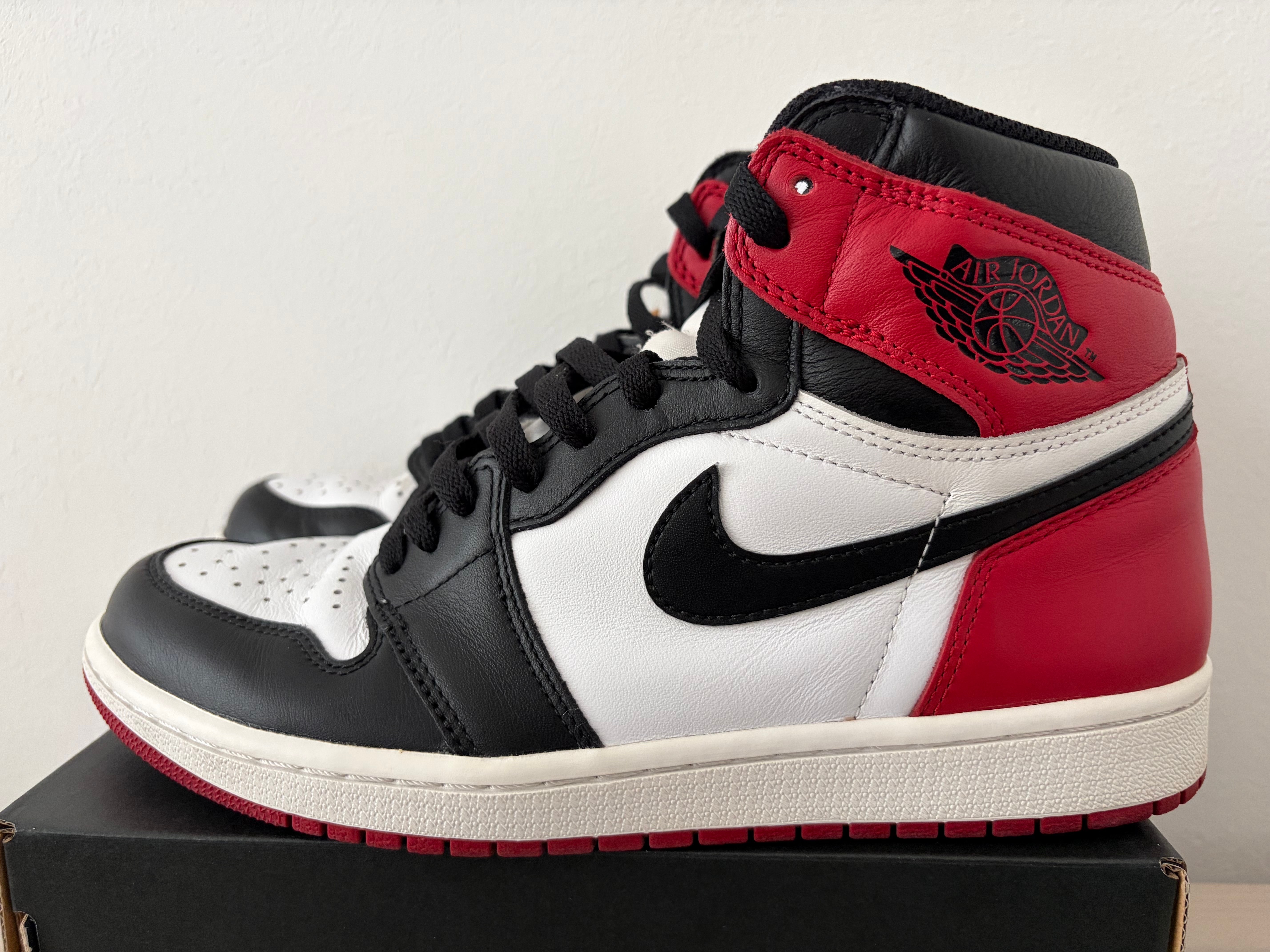 Nike Air Jordan 1 Retro High OG "Black Toe"