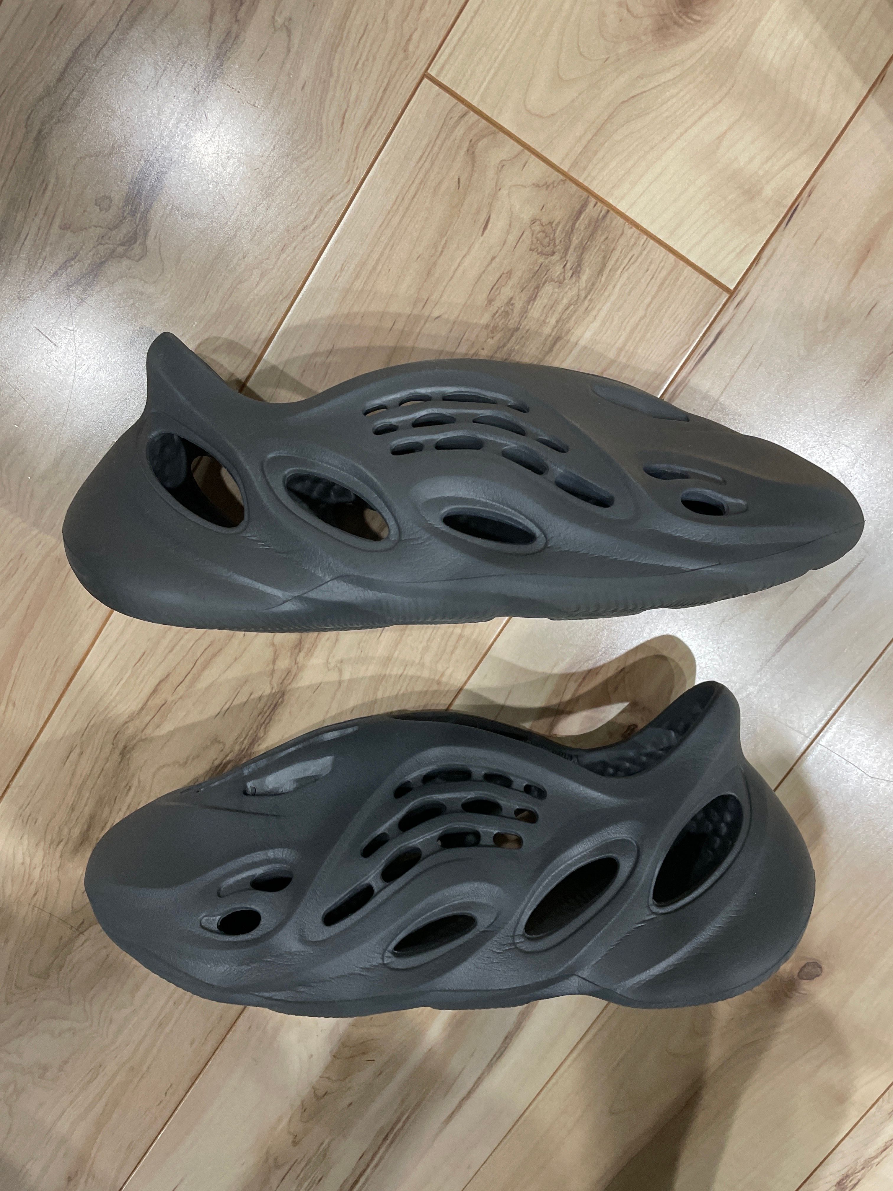 adidas YEEZY Foam Runner "Carbon"