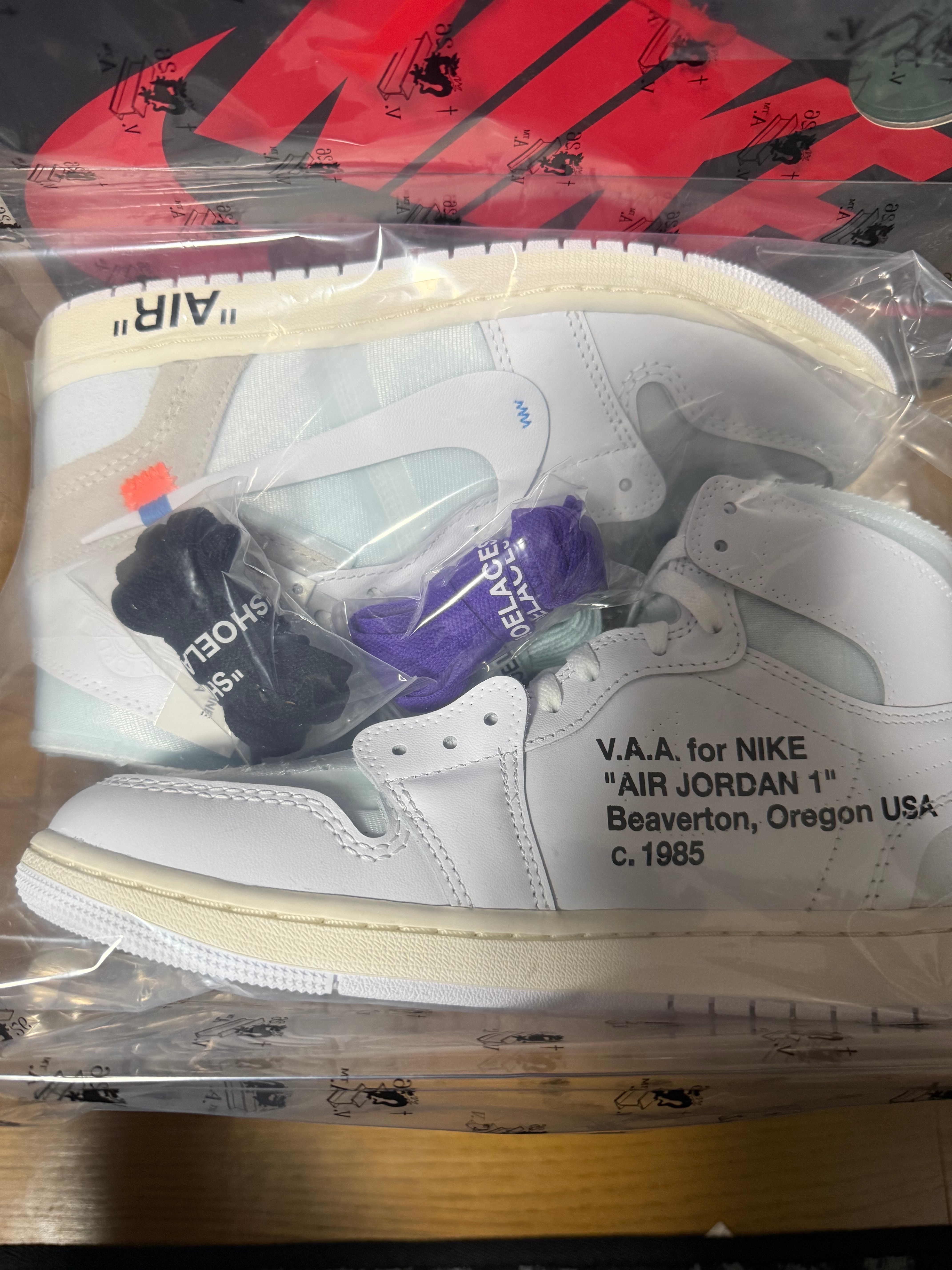 ヴァージルアブローアーカイブ (V.A.A.) × ナイキ エアジョーダン1 レトロ ハイ OG "アラスカ"