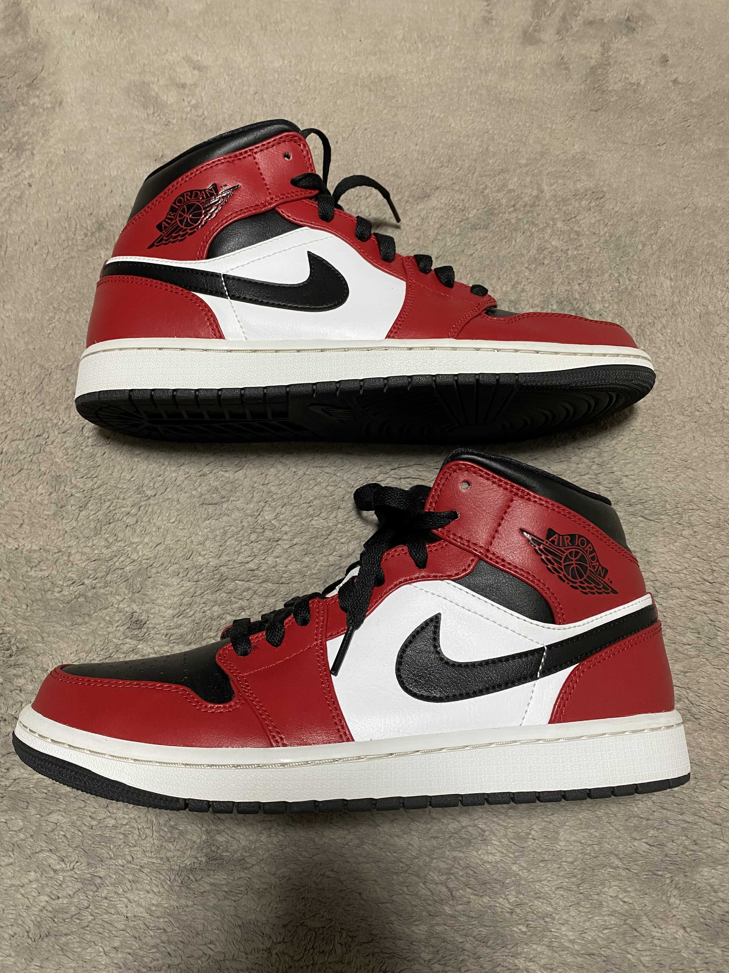 Nike Air Jordan 1 Mid "Chicago Black Toe"