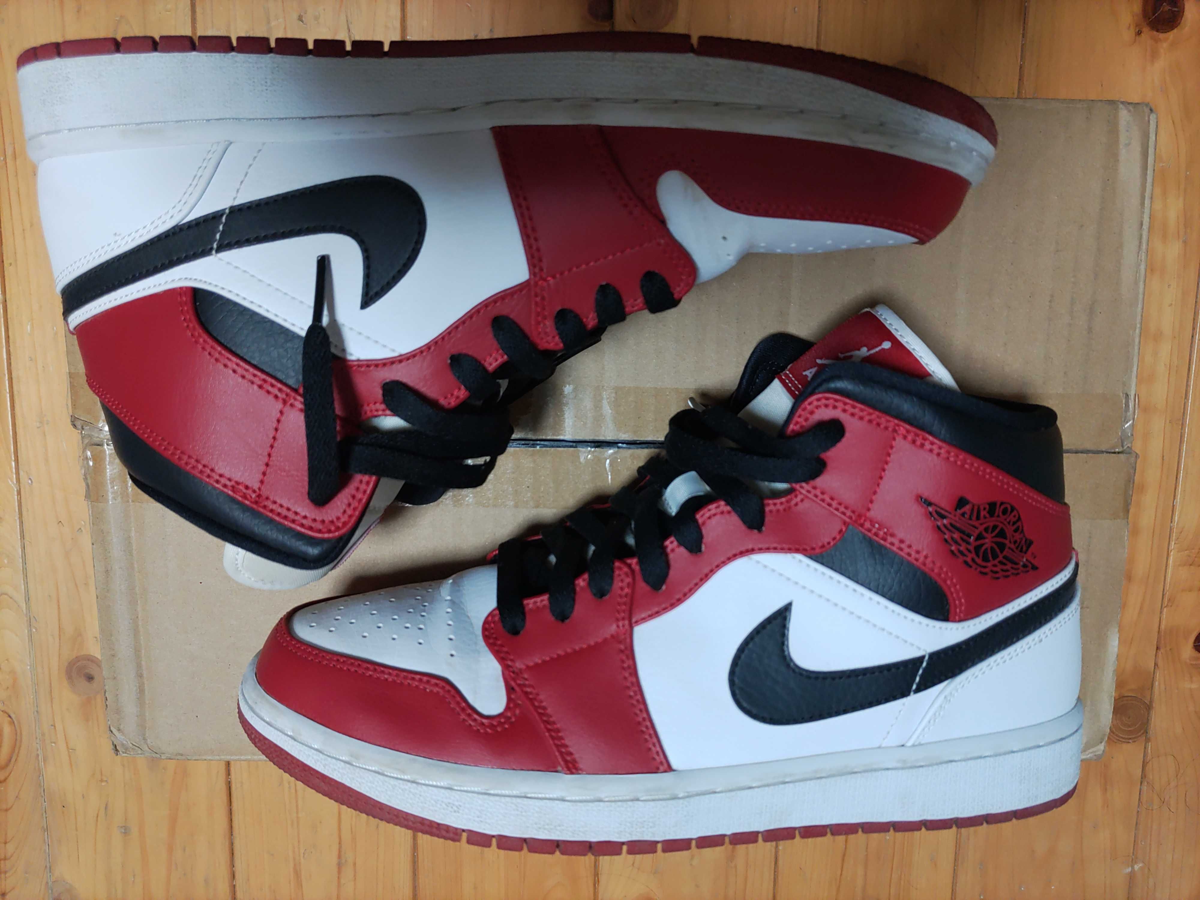 Nike Air Jordan 1 Mid "Chicago" 
