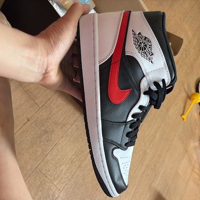 NIKE AIR JORDAN 1 MID "BLACK/CHILE RED/WHITE"