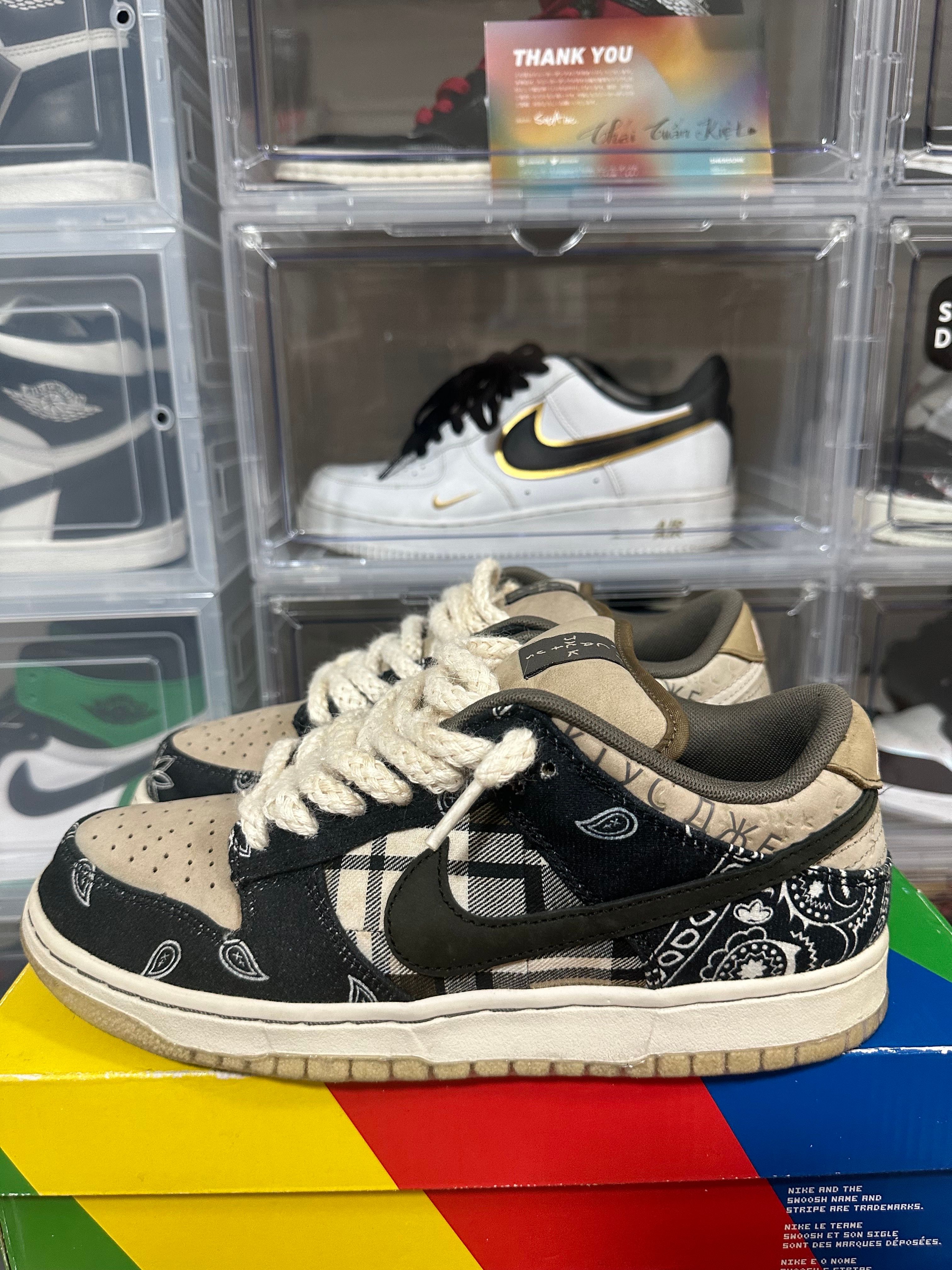 Travis Scott × Nike SB Dunk Low "Black/Parachute Beige"