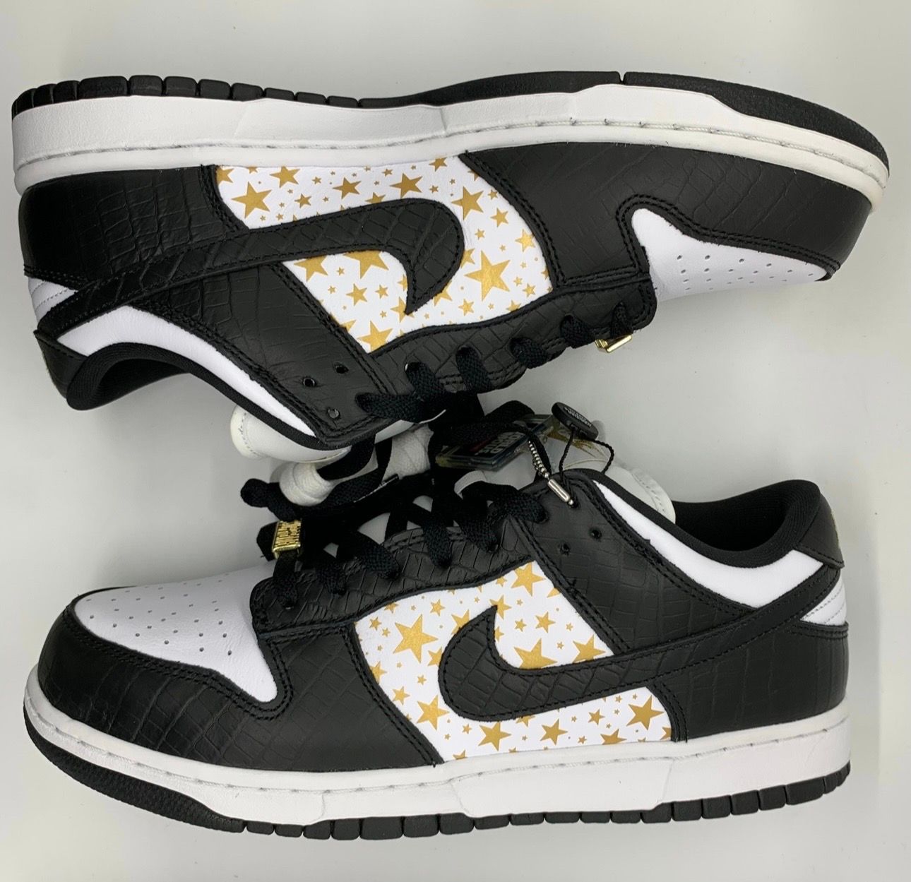 Supreme × Nike SB Dunk Low OG QS Gold Stars "White/Black"