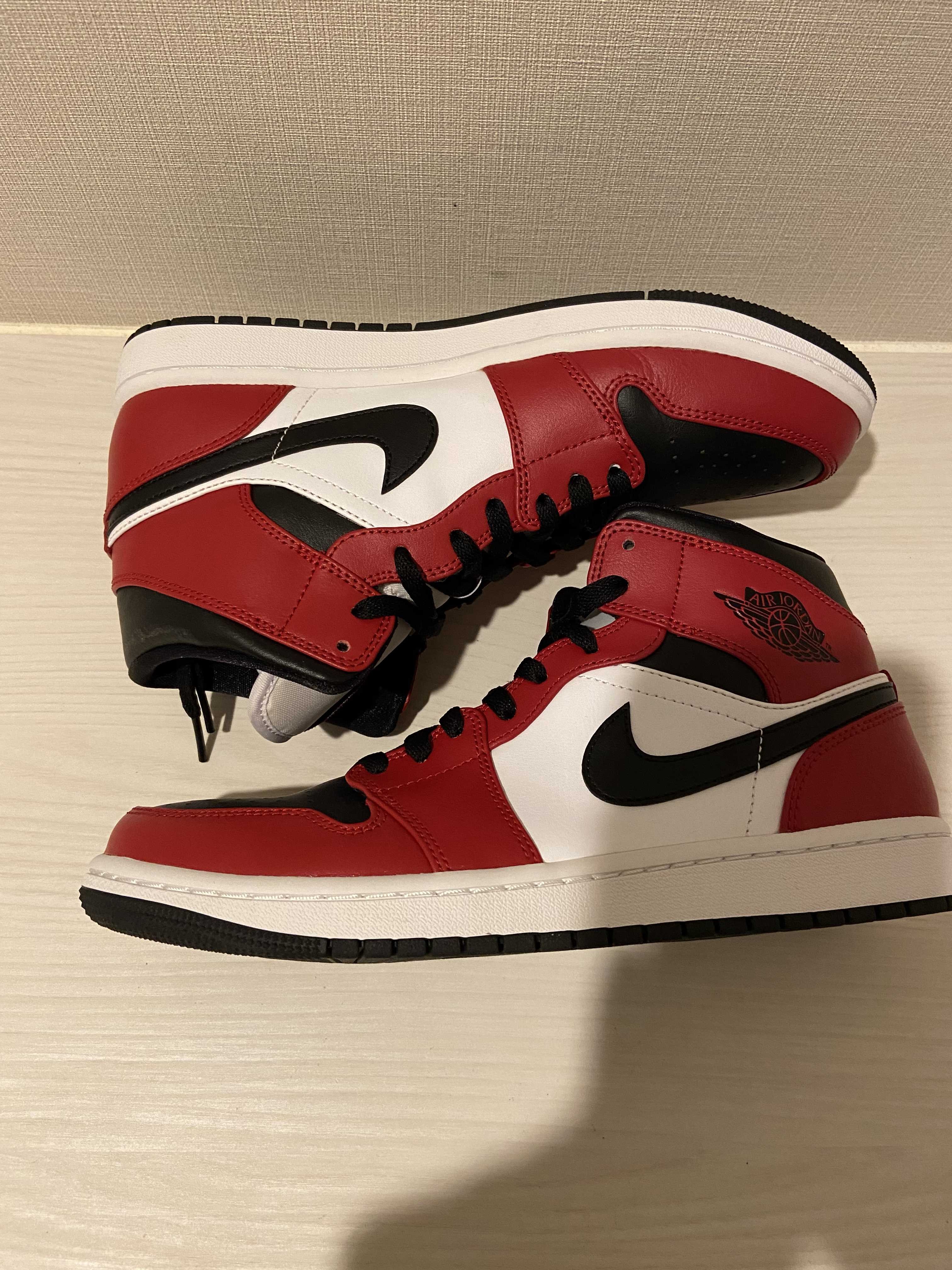 Nike Air Jordan 1 Mid "Chicago Black Toe"